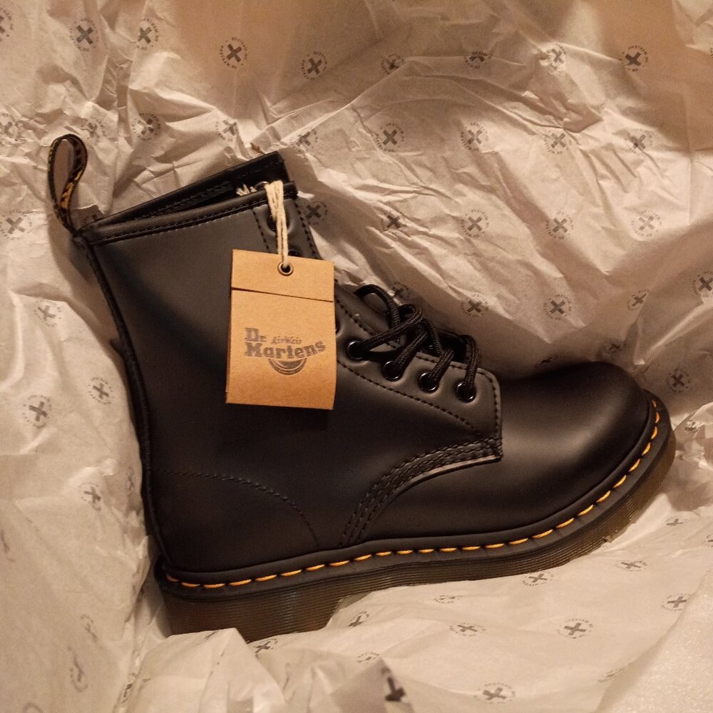 NWB/ Dr. Martens 1460 8 Eyelets, Smooth Black Leather Combat Boots Women's Size6